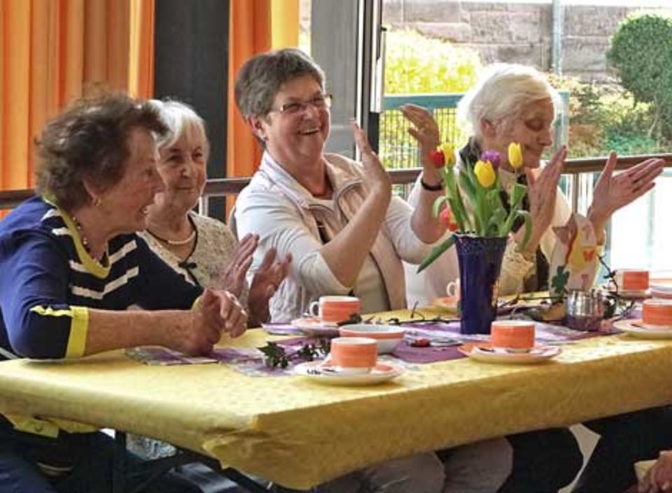 Die Anwohner des Pflegeheimes für Menschen mit Behinderung in Heiligenstadt haben sehr viel Spaß beim Frühlingsfest im Haus Tobias