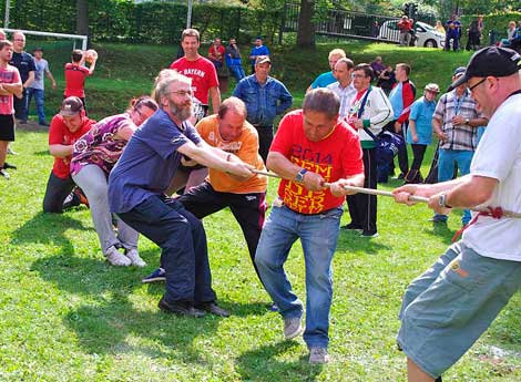 Der Tauziehwettbewerb beim Behindertensportfest auf dem Sportplatz des Raphaelsheimes