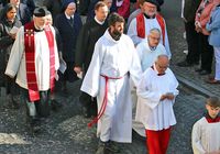 Palmensonntagsprozession in Heiligenstadt mit Messdienern aus den Raphaelsheim, ein Wohnheim für Menschen mit Behinderung