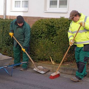 Egtal ob Straße fegen oder Rasen mähen - Beschäftgte unserer Haustechnik sind mit Spaß bei der Arbeit