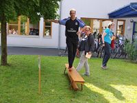 Balancieren gehört zu einer der 31 Stationen beim Behindertensportfest auf dem Gelände der Eichsfelder Werkstätten