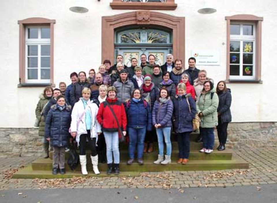 Neue Mitarbeiter der Raphael Gesellschaft lernen alle Einrichtungen des Daches kennen.