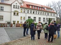 Der Tag der neuen Mitarbeiter der Raphael Gesellschaft beginnt vorm Raphaelsheim in Heiligenstadt