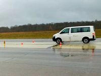 Beim Fahrsicherheitstraining, an dem Mitarbeiter der Raphaelsheim gGmbH, einem Wohnheim für Menschen mit Behinderung in Heiligenstadt, teilgenommen haben, wurde auch auf nasser Fahrbahn geübt