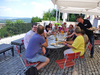 Der Pflegedienst "St. Raphael" aus Heiligenstadt lässt es sich mit dem FED auf Burg Scharfenstein schmecken