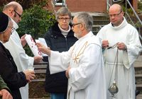 Pfarrer Stitz beginnt die Ostermesse auf dem Anger des Raphaelsheims in Heiligenstadt.