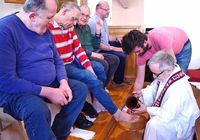 Gründonnertstag werden den Bewohnern des Raphaelsheims, ein Wohnheim für Menschen mit geistiger Behinderung, traditionell die Füße gewaschen