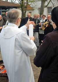 Die Osterkerze des Raphaelsheim brennt