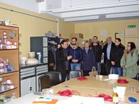 Der Leiter der Behindertenwerkstatt Eichsfelder Werkstätten in Heiligenstadt führt die neuen MItarbeiter durchs Haus
