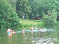 Die Kinder des Kinder- und Jugendheimes St. Josef aus Heiligenstadt planschen im See nähe des Edersees