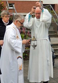 Die Messdiener aus der Raphael Gesellschaft unterstützen Hl. Messen.