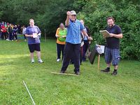 Das Stiefel werfen gehört zu einer der 31 Stationen beim Behindertensportfest auf dem Gelände der Eichsfelder Werkstätten