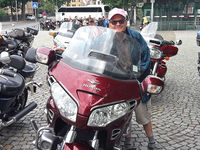 Ein Bewohner des Raphaelsheimes findet Motoräder klasse