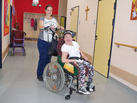 Praktikantin der Eichsfelder Werkstätten unterstützt mit Rollstuhlführerschein