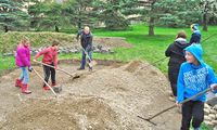 Die Kinder des Kinder- und Jugendheim St. Josef in Heiligenstadt helfen beim Bau der neuen Feuerstelle