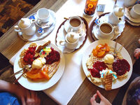 Die Bewohner des Wohnheimes in Heiligenstadt lassen sich ihre Waffel schmecken