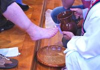 Gründonnertstag werden den Bewohnern des Raphaelsheims, ein Wohnheim für behinderte Menschen, traditionell die Füße gewaschen