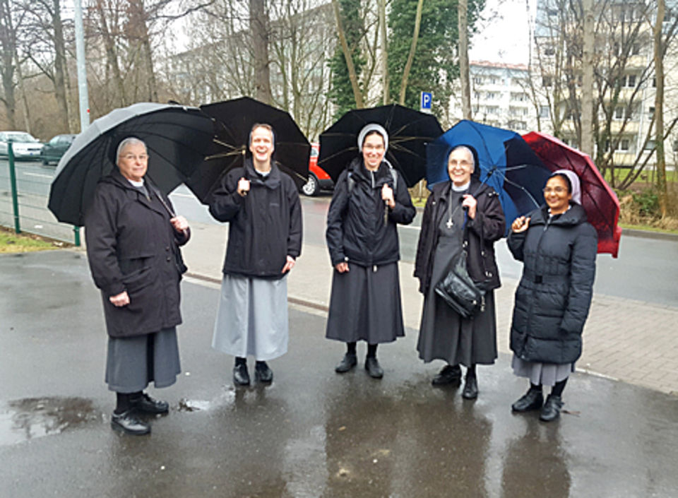 Ordensschwestern der Hl. Maria Magdalena Postel vorm Raphaelsheim in Heiligenstadt