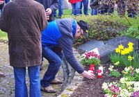 Die Bewohner des Raphaelsheims, ein Wohnheiem für behinderte Menschen, zünden am Karfreitag Kerzen für die Verstorbenen an
