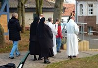 Vom Anger geht es in die Kapelle des Raphaelsheims in Heiligenstadt