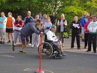 Der erste interne Wettkampf des Behindertensportfest: Rollstuhlslalom